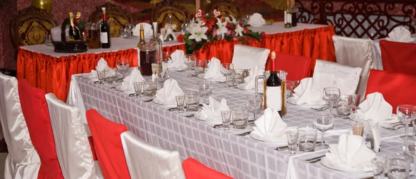 結婚式のお祝いの日で覆われている結婚式のテーブル — ストック写真
