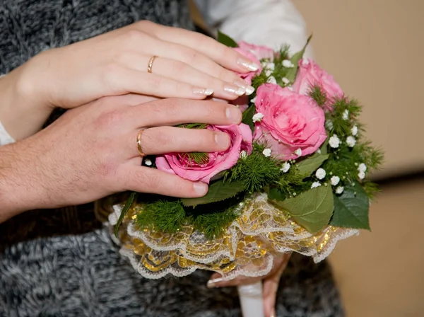 ピンクのバラから花嫁の結婚式のブーケ — ストック写真