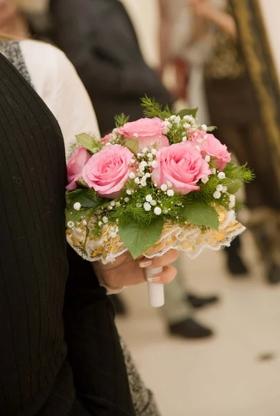 Buquê de casamento da noiva de rosas rosa — Fotografia de Stock