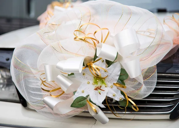 Decoratieve Lelies Een Sieraad Voor Bruiloft Auto — Stockfoto
