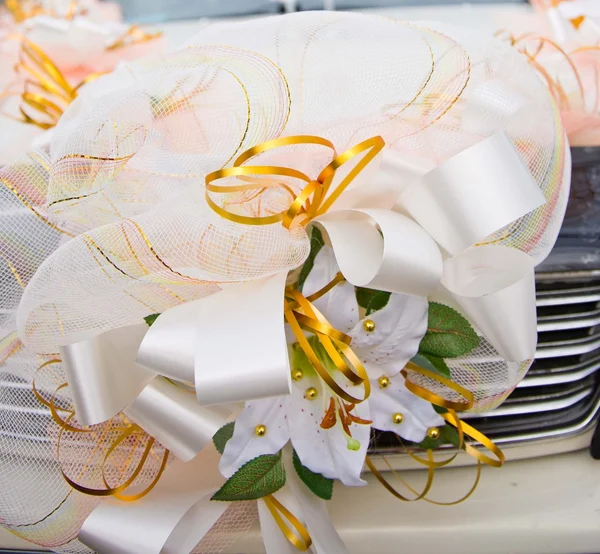 Decoratieve lelies een sieraad voor de bruiloft auto — Stockfoto