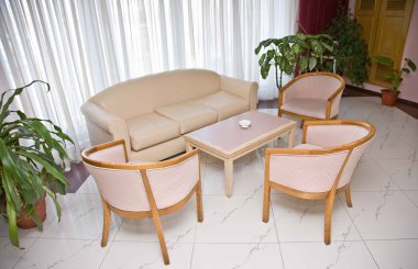 Lüks otel odasının içi.