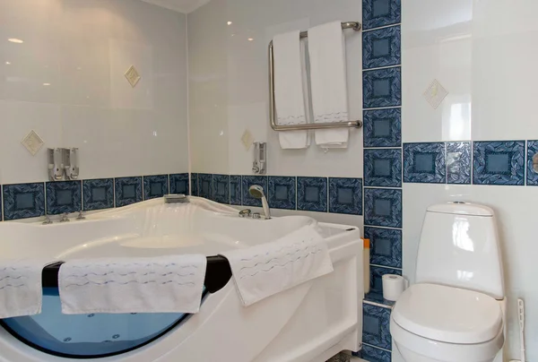 Interiér koupelny zbrusu nový luxusní resort hotel — Stock fotografie