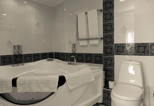 Інтер'єр ванної кімнати нового готелю розкішного курорту — стокове фото