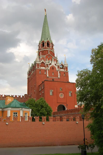 Torre Troitskaya de Moscou Kremlin na Rússia — Fotografia de Stock