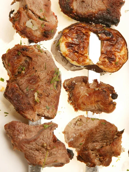 Мясо Гриль Вертеле Белом Фоне — стоковое фото