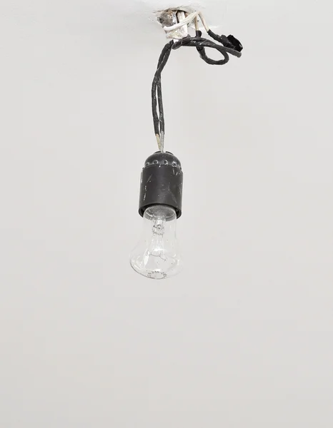 Грязная электрическая лампа — стоковое фото