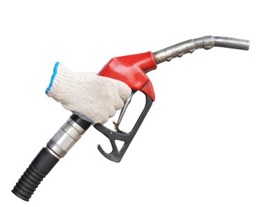 Araba benzin istasyonunda yakıt ikmali için benzin pompası yukarıya kapatmak
