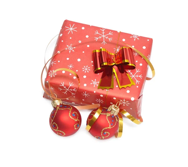 Presentes de Natal, com bolas vermelhas — Fotografia de Stock