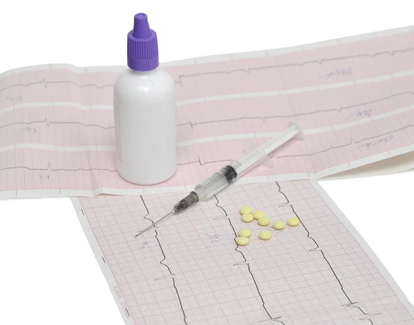 Pigułki i strzykawki na EKG — Zdjęcie stockowe