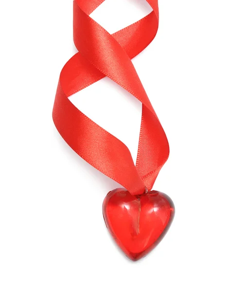 Um coração vermelho em uma fita de cetim — Fotografia de Stock