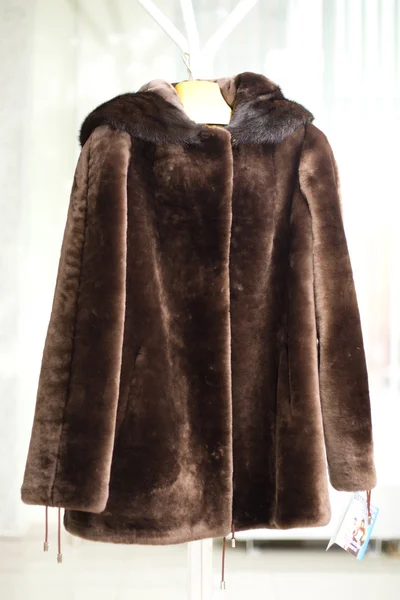 Abrigo de piel caliente femenino de un muton — Foto de Stock