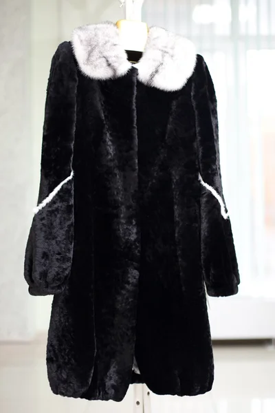 Abrigo de piel negra de un muton con cuello de visón blanco —  Fotos de Stock