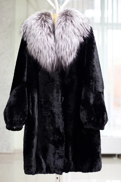 Abrigo de piel caliente femenino de un muton negro —  Fotos de Stock