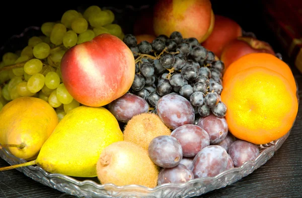Tallrik med olika frukter — Stockfoto