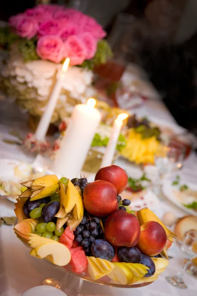 Mesa Festiva Com Velas Frutas — Fotografia de Stock
