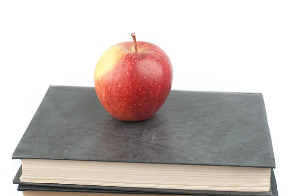 Jabłko leży na stosie książek — Zdjęcie stockowe