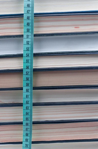 Структура книжных страниц и сантиметрическая лента — стоковое фото