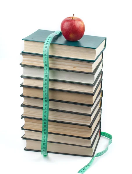 La pomme repose sur un tas de livres — Photo