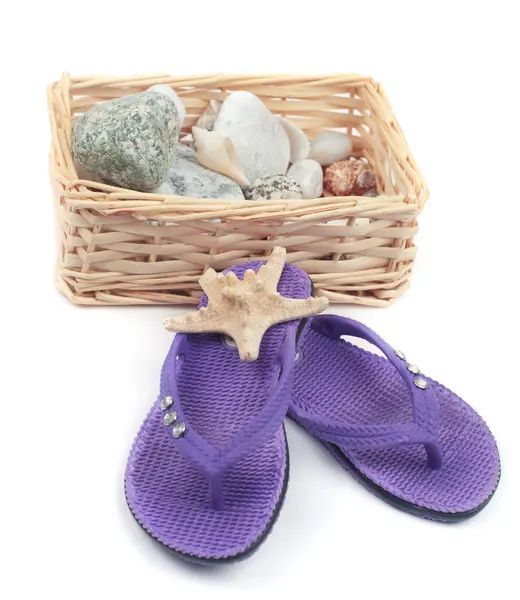 Cockleshells in a basket from straw and beach slippers — Stock Photo, Image