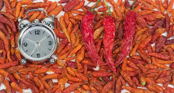 Horas contra pimenta quente — Fotografia de Stock