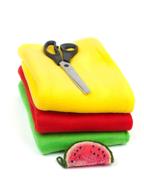 Tkaniny o różnych kolorach z igły przypadku i nożyczki — Zdjęcie stockowe