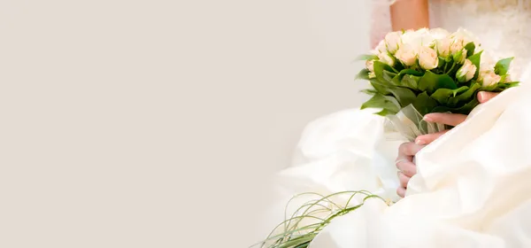 花嫁が手で美しい花束 ロイヤリティフリーのストック写真