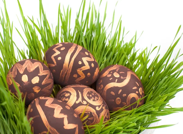Huevos de Pascua sobre una hierba verde —  Fotos de Stock