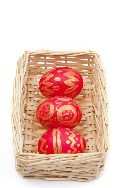 Velikonoční vejce v proutěný koš — Stock fotografie