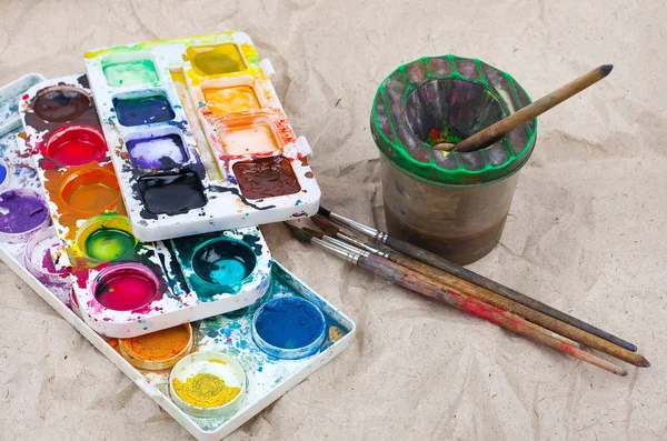 Akvarelové barvy a štětce — Stock fotografie