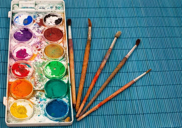 Akvarelové barvy a štětce — Stock fotografie