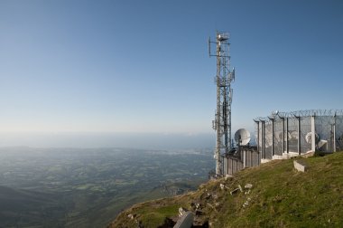 Antenler ve metal ızgara ile peyzaj