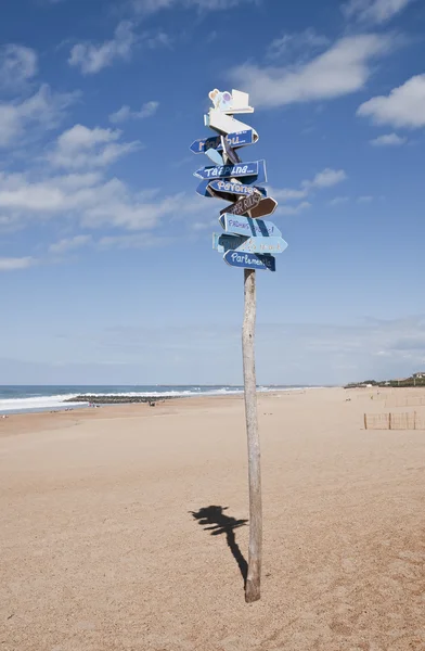 Viele Hinweisschilder für Surfspots am Strand — Stockfoto