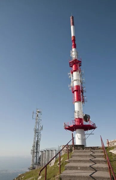Büyük kırmızı ve beyaz anten — Stok fotoğraf