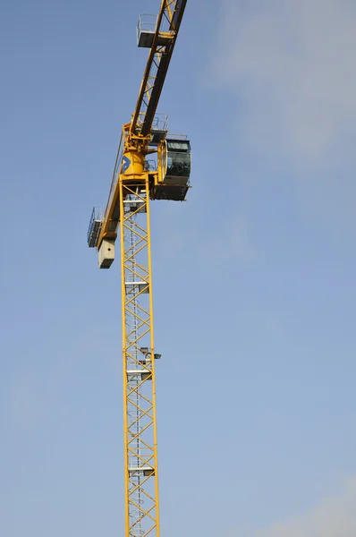 Yellow crane on a blue sky — Stock Photo, Image