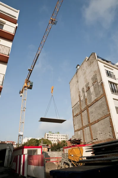 Yellow crane that carrying a concrete plak — Stock Photo, Image