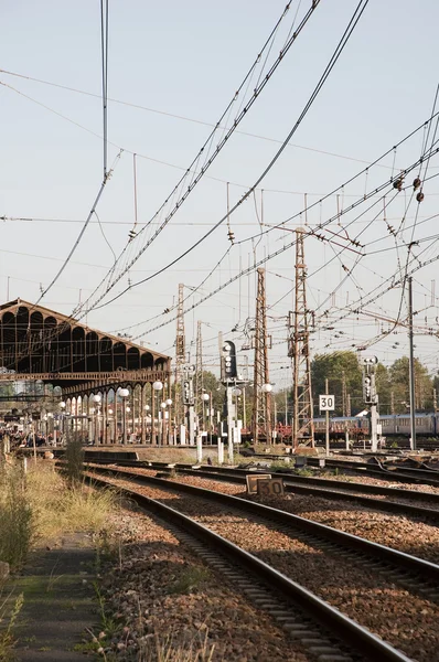 Elektrik kabloları ve rails ile istasyonu — Stok fotoğraf