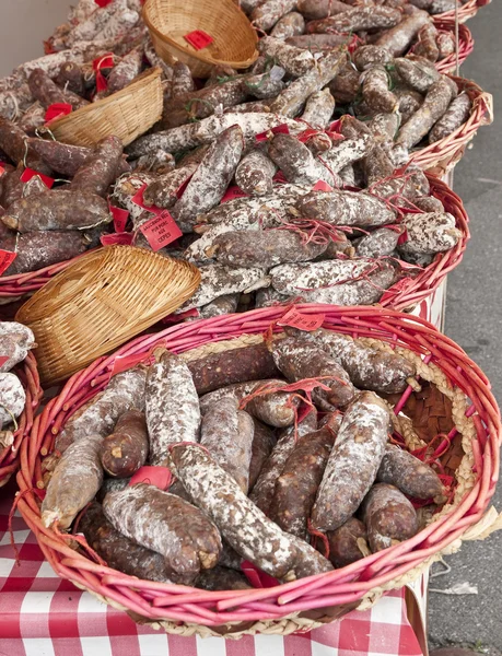 De nombreuses saucisses françaises dans des paniers plus osier — Photo
