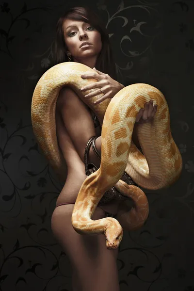 Mooie vrouw bedrijf pythongüzel bir kadın tutarak python — Stok fotoğraf