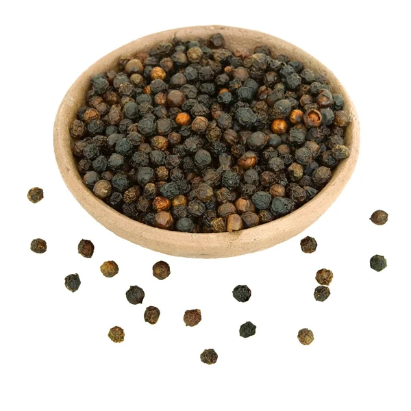 Peppercorns preto em uma tigela de barro artesanal — Fotografia de Stock