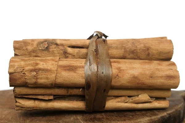 Tyčinky skořice vázána ve svazku na dřevěném prkénku — Stock fotografie