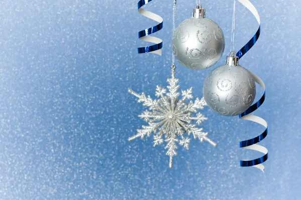 Zilveren kerstballen en sneeuwvlok — Stockfoto