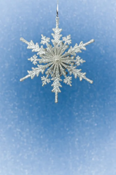 Silberne Weihnachtsschneeflocke — Stockfoto