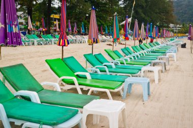 birçok üst üste duran bir plajda şezlong boş. düşük sezon turizmde bir çizimi.