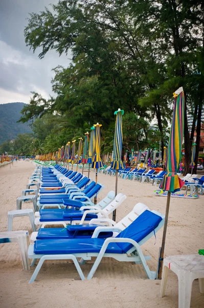 Salões de chaise vazios em uma praia — Fotografia de Stock