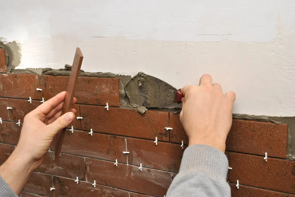 Trabajador Está Arreglando Azulejos Que Asemejan Ladrillos —  Fotos de Stock