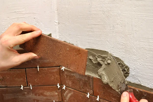 Pracownik Jest Układanie Płytek Przypominające Cegły — Zdjęcie stockowe