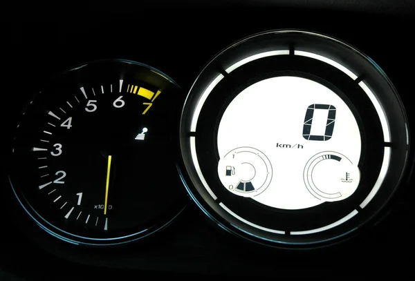 车速表和仪表板上的转速表 — 图库照片