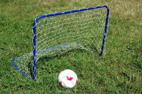 Cíl a fotbalový míč — Stock fotografie