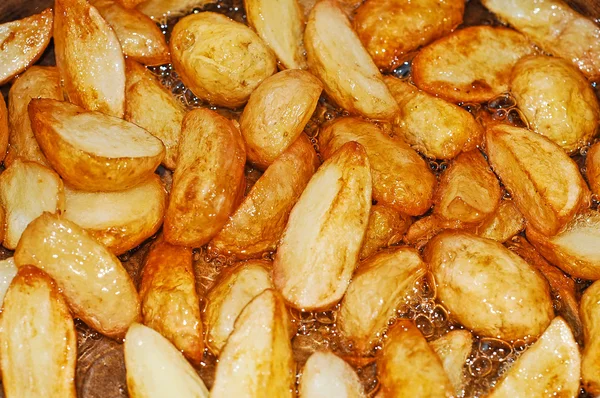 Potatoes in oil — Stock Photo, Image